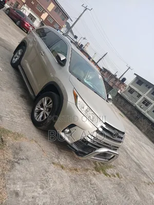Toyota Highlander XLE 4dr SUV AWD (3.5L 6cyl 6A) 2015 Gold