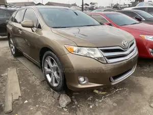 Toyota Venza AWD 2010 Gold