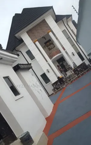 5bdrm Duplex in Iseke , Umuahia , for sale