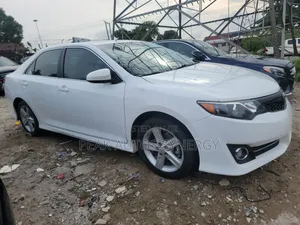 Toyota Camry SE 4dr Sedan (2.5L 4cyl 6A) 2013 White