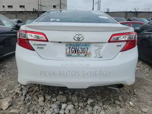 Toyota Camry SE 4dr Sedan (2.5L 4cyl 6A) 2013 White