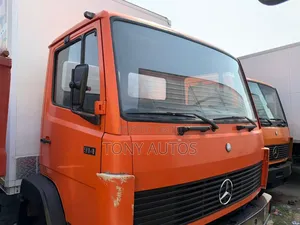 Tokunbo Mercedez Benz Food Truck With Direct Foreign Cover Body