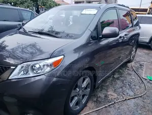 Toyota Sienna SE Premium 8 Passenger (3.5L 6cyl 8A) 2017 Gray