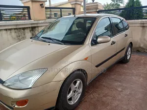 Ford Focus 2000 Gold