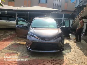Toyota Sienna 2023 Brown