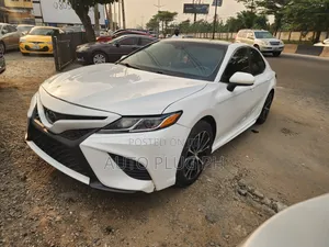 Toyota Camry SE FWD (2.5L 4cyl 8AM) 2018 White