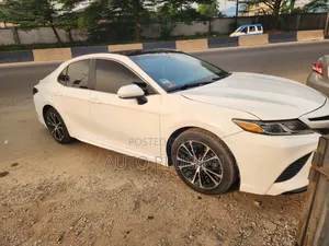 Toyota Camry SE FWD (2.5L 4cyl 8AM) 2018 White