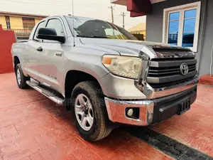Toyota Tundra Limited 4dr CrewMax 4WD SB (5.7L 8cyl 6A) 2015 Silver