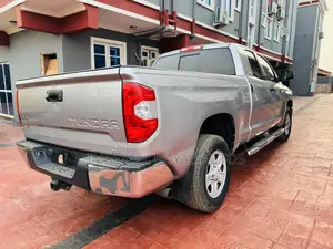 Toyota Tundra Limited 4dr CrewMax 4WD SB (5.7L 8cyl 6A) 2015 Silver