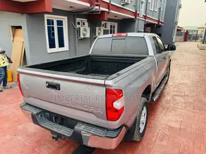 Toyota Tundra Limited 4dr CrewMax 4WD SB (5.7L 8cyl 6A) 2015 Silver