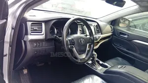 Toyota Highlander XLE 4x4 V6 (3.5L 6cyl 8A) 2017 Silver
