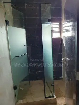 Modern 10mm Clear Tempered Glass Shower Cubicle With Silver Accessory