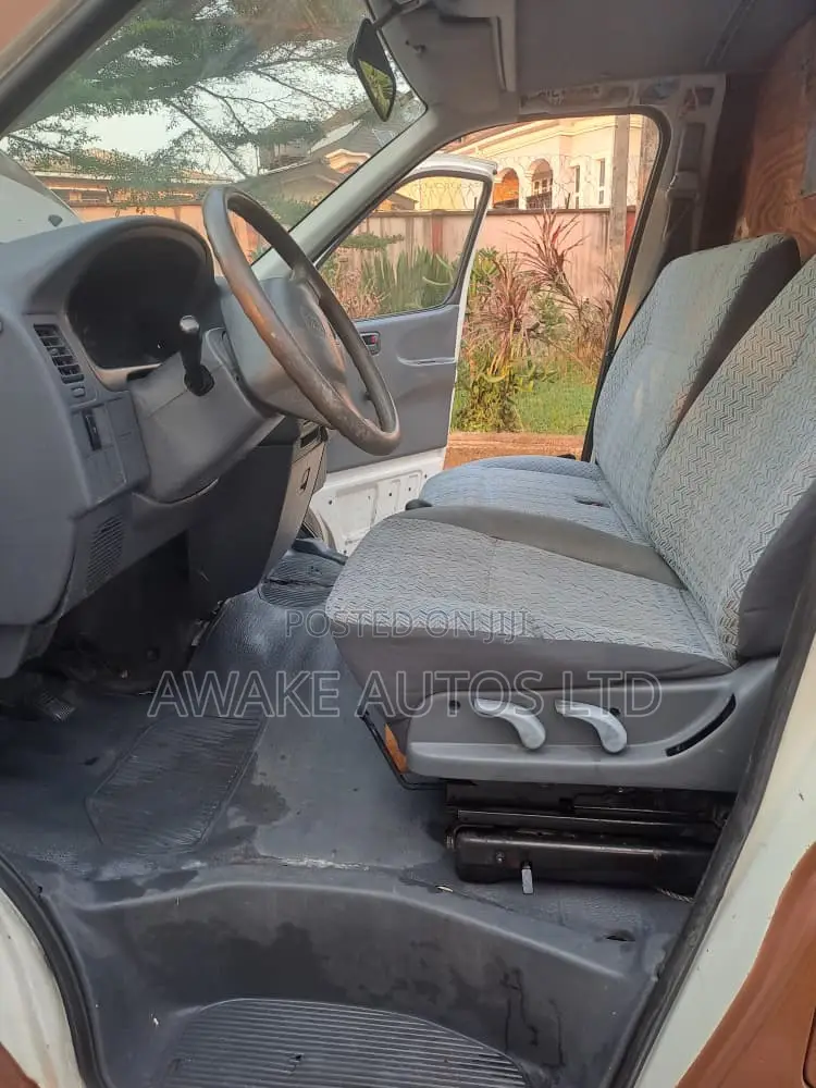 Toyota HiAce 1999 Brown