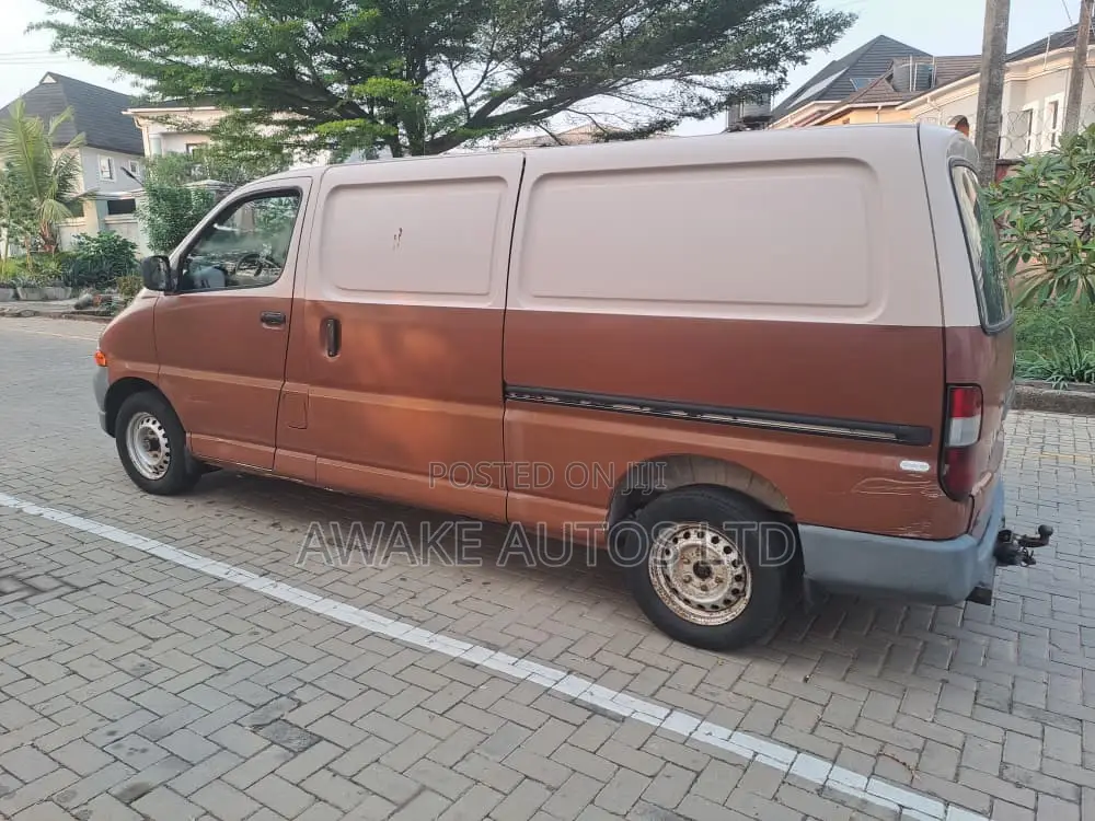 Toyota HiAce 1999 Brown
