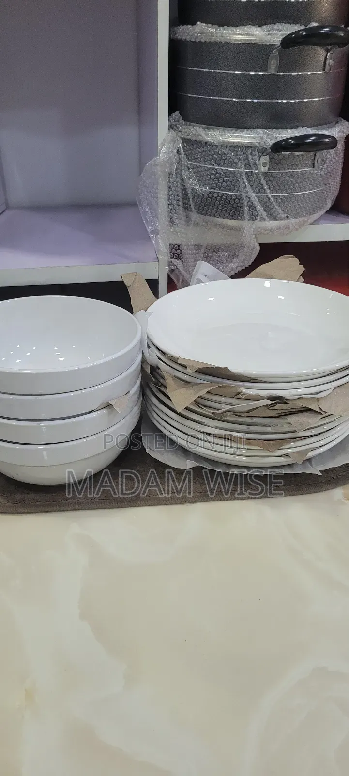 Dish . Quality Dinnerware Set . (Ceramic)