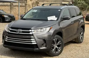 Toyota Highlander XLE 4x4 V6 (3.5L 6cyl 8A) 2017 Gray