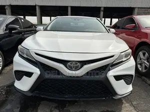 Toyota Camry SE FWD (2.5L 4cyl 8AM) 2018 White