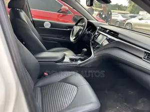 Toyota Camry SE FWD (2.5L 4cyl 8AM) 2018 White
