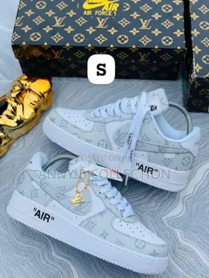 Nike Sneakers Available in Sizes