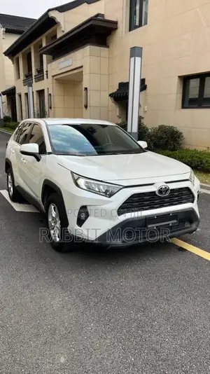 Toyota RAV4 2021 White