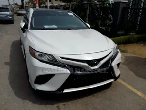 Toyota Camry XSE FWD (2.5L 4cyl 8AM) 2018 White