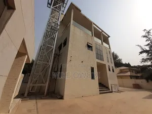 8bdrm Mansion in Maitama for sale