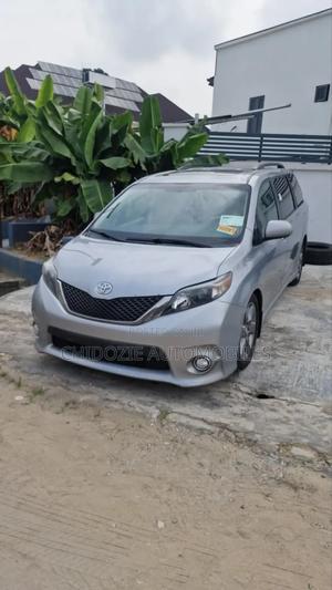 Toyota Sienna SE 8-Passenger 4dr Minivan (3.5L 6cyl 6A) 2014 Gray