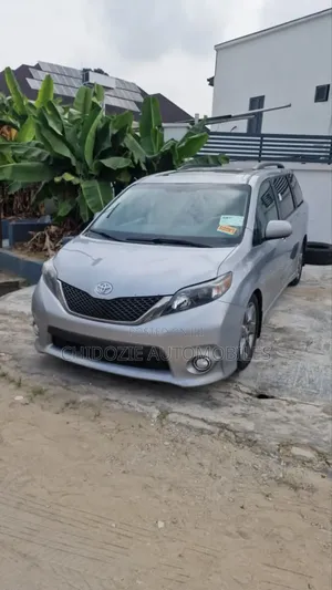 Toyota Sienna SE 8-Passenger 4dr Minivan (3.5L 6cyl 6A) 2014 Gray