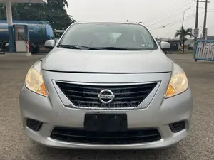 Nissan Versa 1.6 S Sedan CVT 2012 Silver