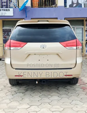 Toyota Sienna LE 7 Passenger Mobility 2012 Gold