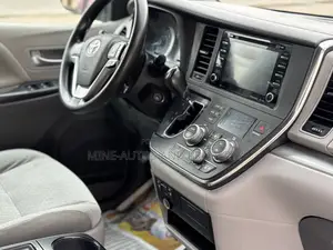 Toyota Sienna LE Mobility FWD 2019 Black