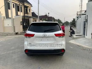 Toyota Highlander XLE 4x4 V6 (3.5L 6cyl 8A) 2018 White