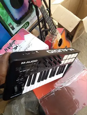 Few Months Neatly Used M-Audio Oxygen 25 Midi Controller.