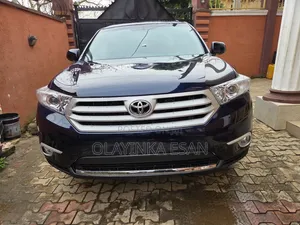 Toyota Highlander SE 2012 Blue