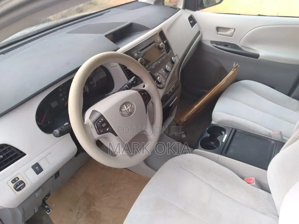 Toyota Sienna 2011 Silver