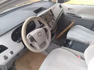 Toyota Sienna 2011 Silver
