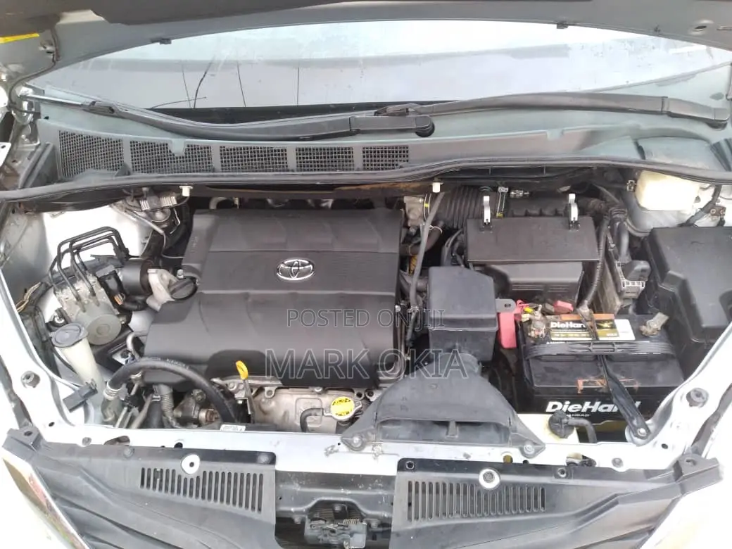 Toyota Sienna 2011 Silver