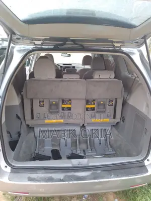 Toyota Sienna 2011 Silver