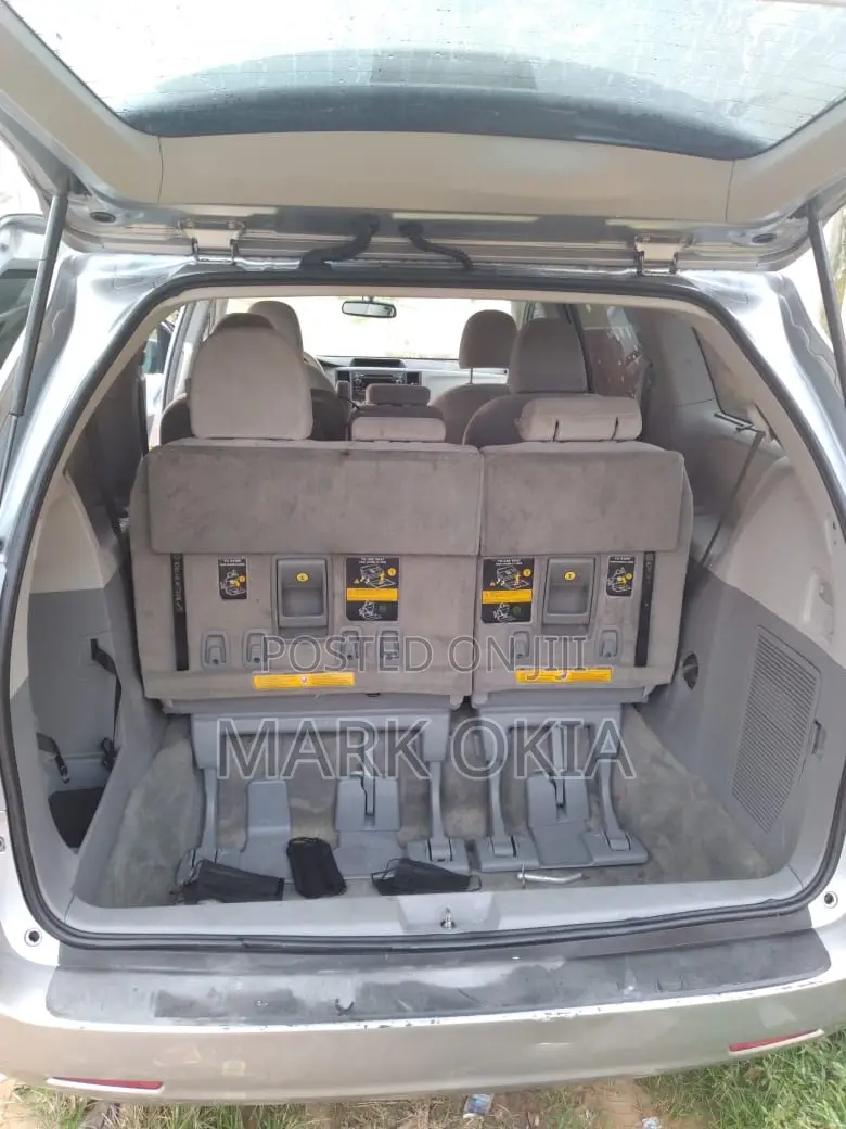 Toyota Sienna 2011 Silver