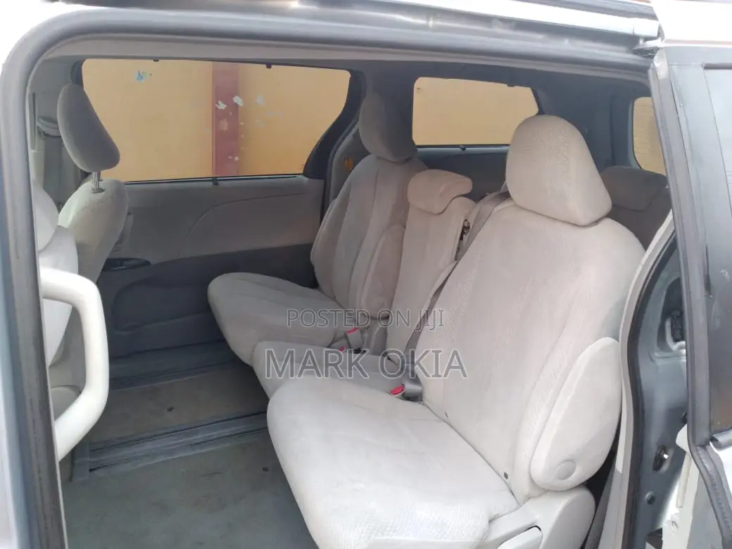 Toyota Sienna 2011 Silver