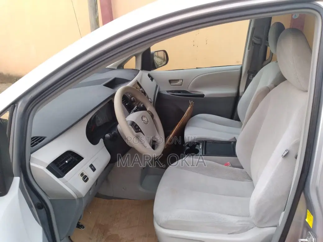 Toyota Sienna 2011 Silver