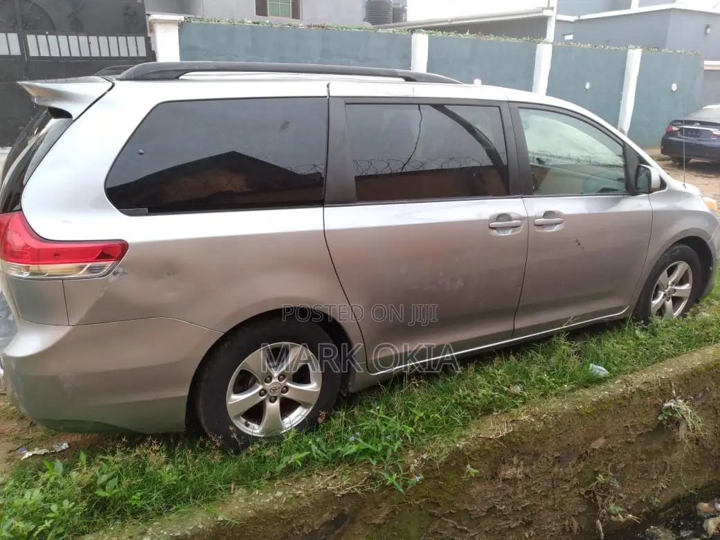Toyota Sienna 2011 Silver