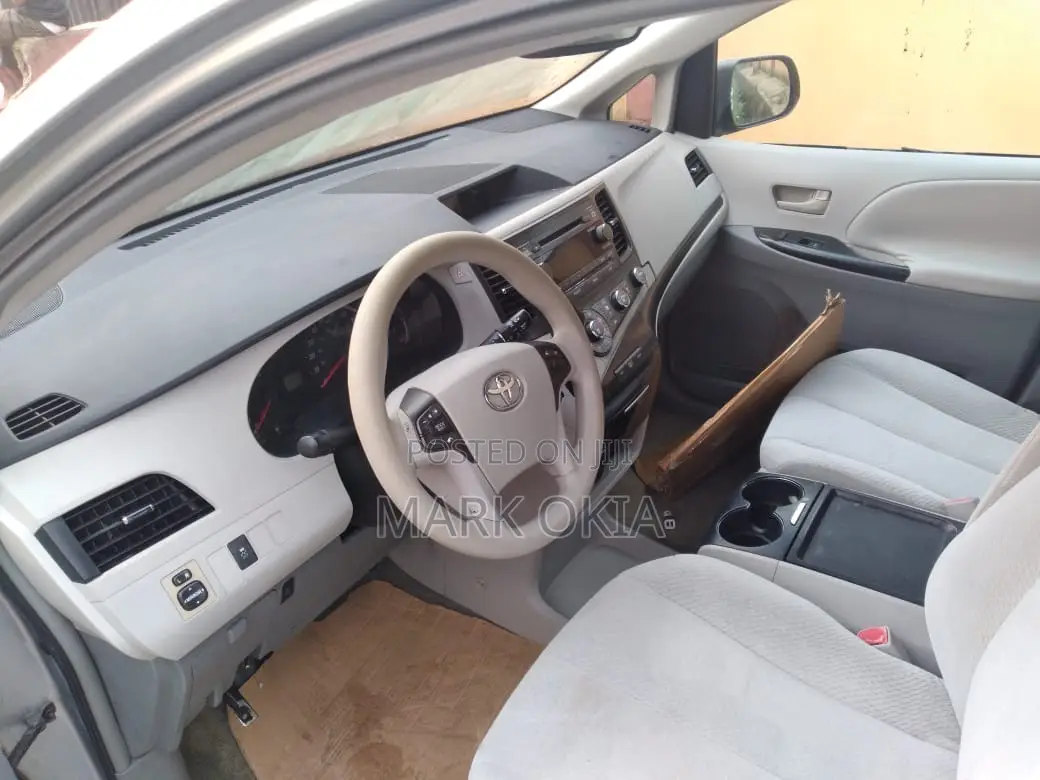 Toyota Sienna 2011 Silver