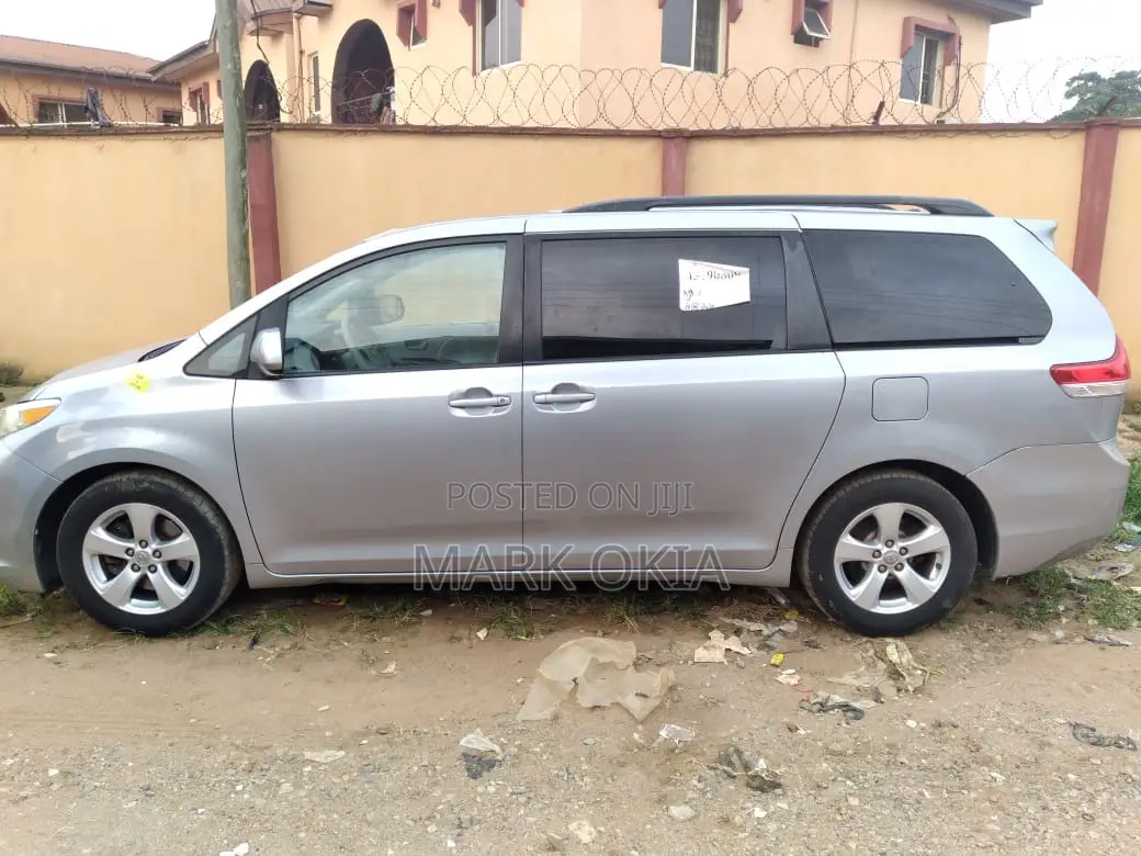 Toyota Sienna 2011 Silver