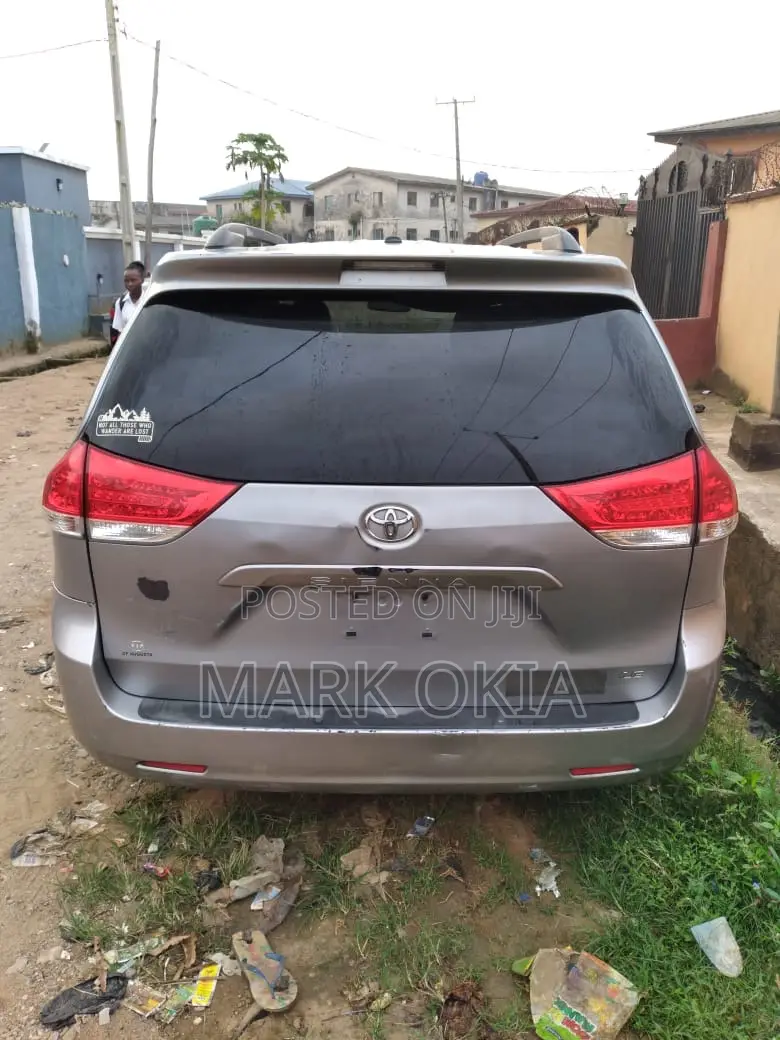 Toyota Sienna 2011 Silver