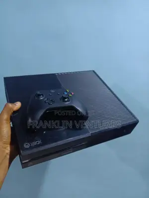 Xbox One With 8 Games and One Wireless Pad