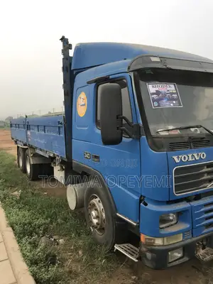 Volvo Flat Body With Long Chasis 2004 Blue