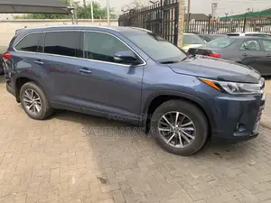 Toyota Highlander XLE 4x4 V6 (3.5L 6cyl 8A) 2017 Blue