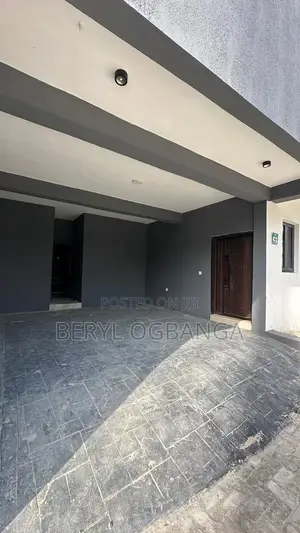 3bdrm Apartment in Lekki Phase 1 for sale