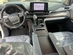 Toyota Sienna Limited 2022 White